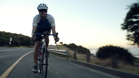 hombre saludable en bicicleta de carretera en bicicleta al aire libre fitness steadicam shot