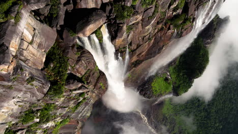 vista de arriba de la cascada más alta de las cataratas de ángel en el parque nacional de canaima, venezuela
