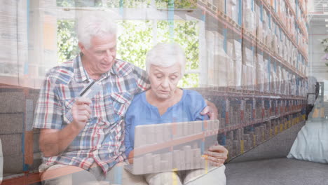 pareja de ancianos caucásicos en distanciamiento social comprando en línea en casa