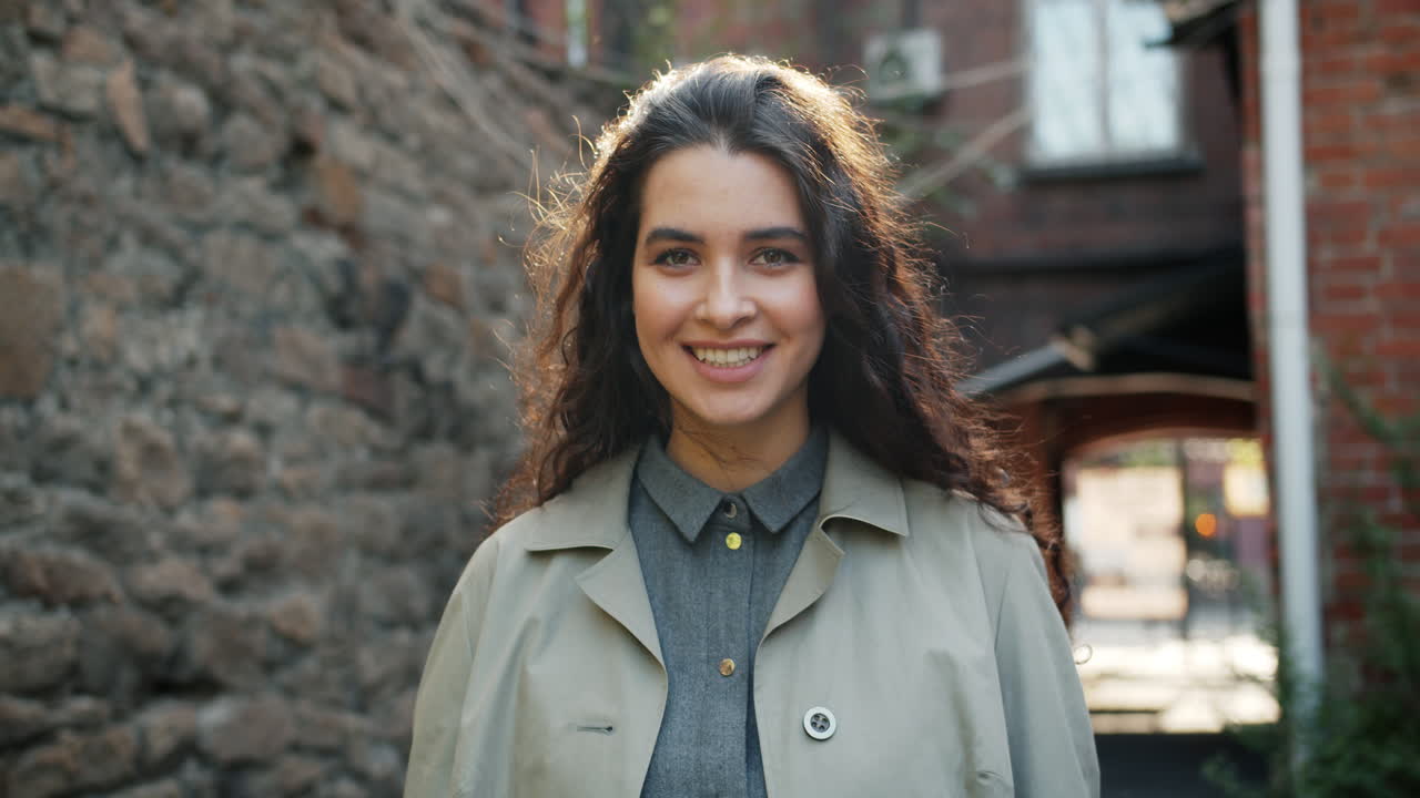 Ritratto di donna in ambiente urbano