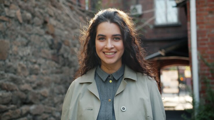 Ritratto di donna in ambiente urbano