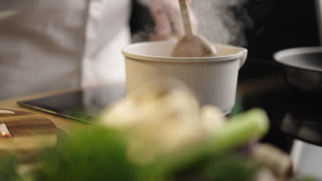 chef preparando comida en una cocina