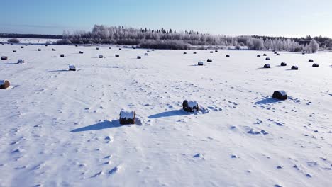 Heurolle-Abgelegt-Mit-Schnee-Bedeckt-Luftaufnahme-Wenig-Sonnenlicht-Lange-Schatten