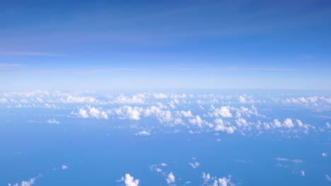 Schöner-Blauer-Himmel,-Weitläufiger-Landschaftshintergrund,-Erstaunliches-Paradies