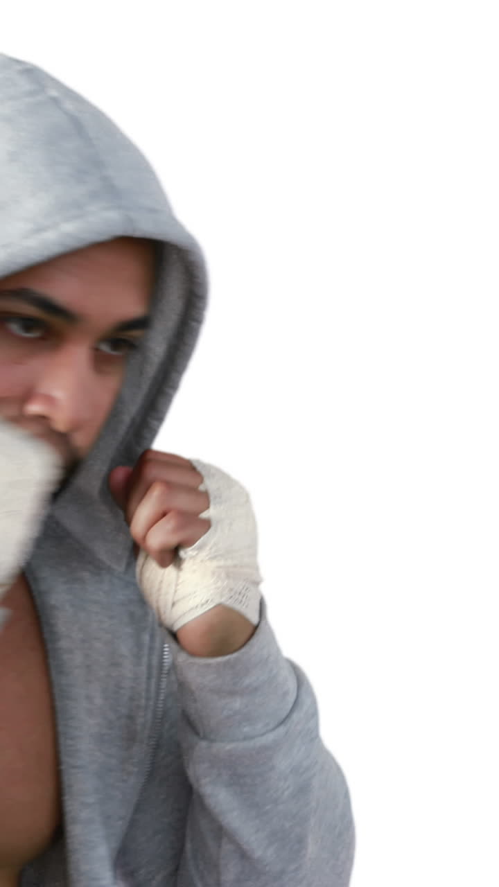 hombre musculoso con capucha gris