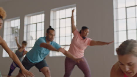 Hermoso-Instructor-De-Clase-De-Yoga-Enseñando-A-Un-Grupo-Joven-Practicando-Pose-De-Cobra-Disfrutando-De-Un-Estilo-De-Vida-Saludable-Haciendo-Ejercicio-En-El-Estudio-Al-Amanecer