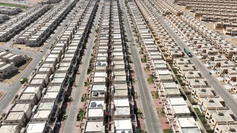 vista aérea de hileras de casas modernas urbanización de la ciudad de bahria en karachi