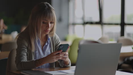 inversionista comprobando los datos del mercado de valores en la pantalla de un teléfono móvil. mujer asiática comerciando en el mercado de valores en un teléfono inteligente con pantalla financiera del mercado de valores. gráfico de precios de criptomonedas en la pantalla de un teléfono inteligente