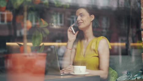 mujer trabajando en un café
