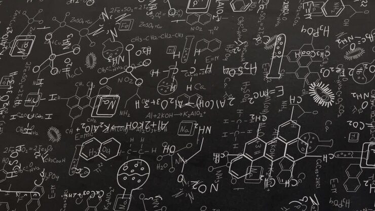 Animazione di formule strutturali bianche di composti chimici su lavagna.