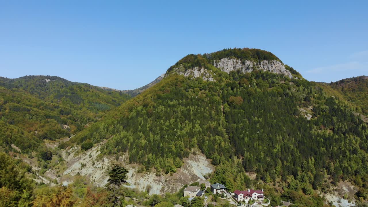 Góra z zielonymi lasami w pobliżu alpejskiej wioski z ośrodkami wypoczynkowymi w Dardhë w Albanii.