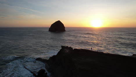 Persona-Caminando-Por-El-Acantilado-De-Pacific-City-Beach-En-Oregon-Al-Atardecer