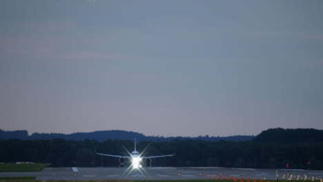 aterrizaje del avión al anochecer