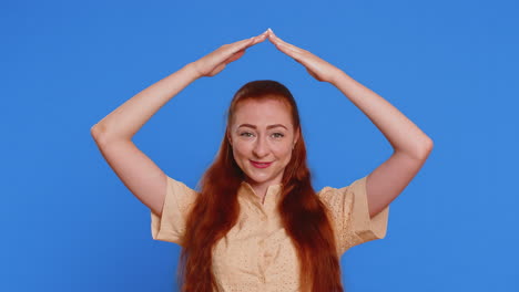 mujer de cabello rojo sonriendo y mirando hacia arriba