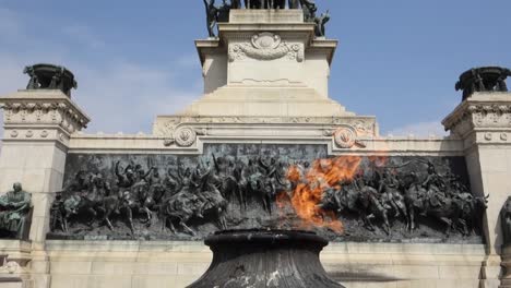 fuego que arde de la antorcha ardiendo en el monumento del parque de la independencia en el barrio de ipiranga