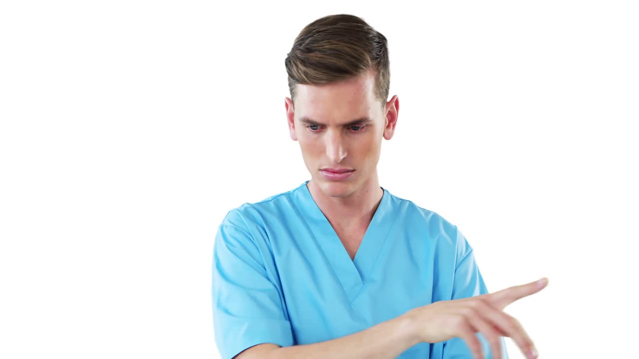 디지털 스크린을 사용하는 외과 의사