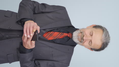 vídeo vertical de un viejo hombre de negocios emocional.