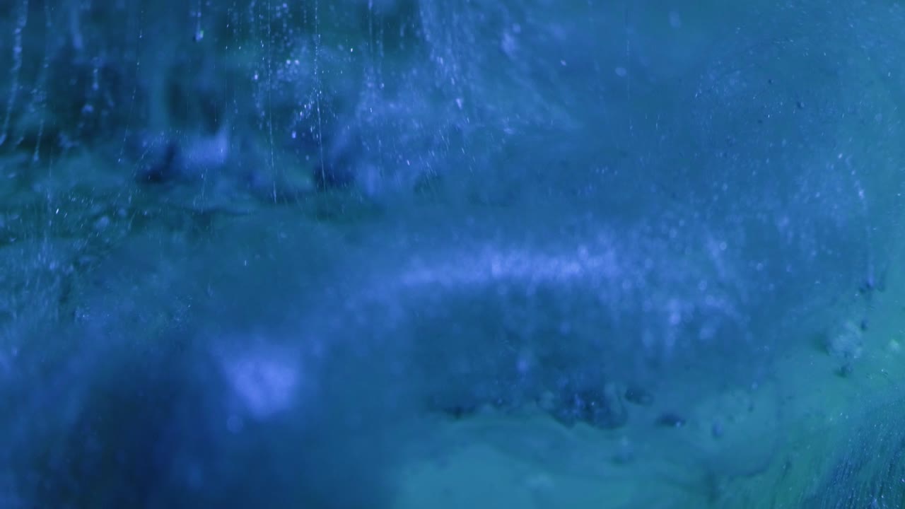 brillo de tinta salpicaduras de mosaico fluido azul goteo de agua