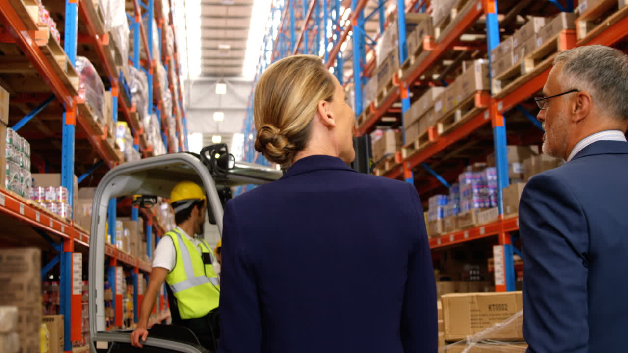 gerente caminando por el pasillo