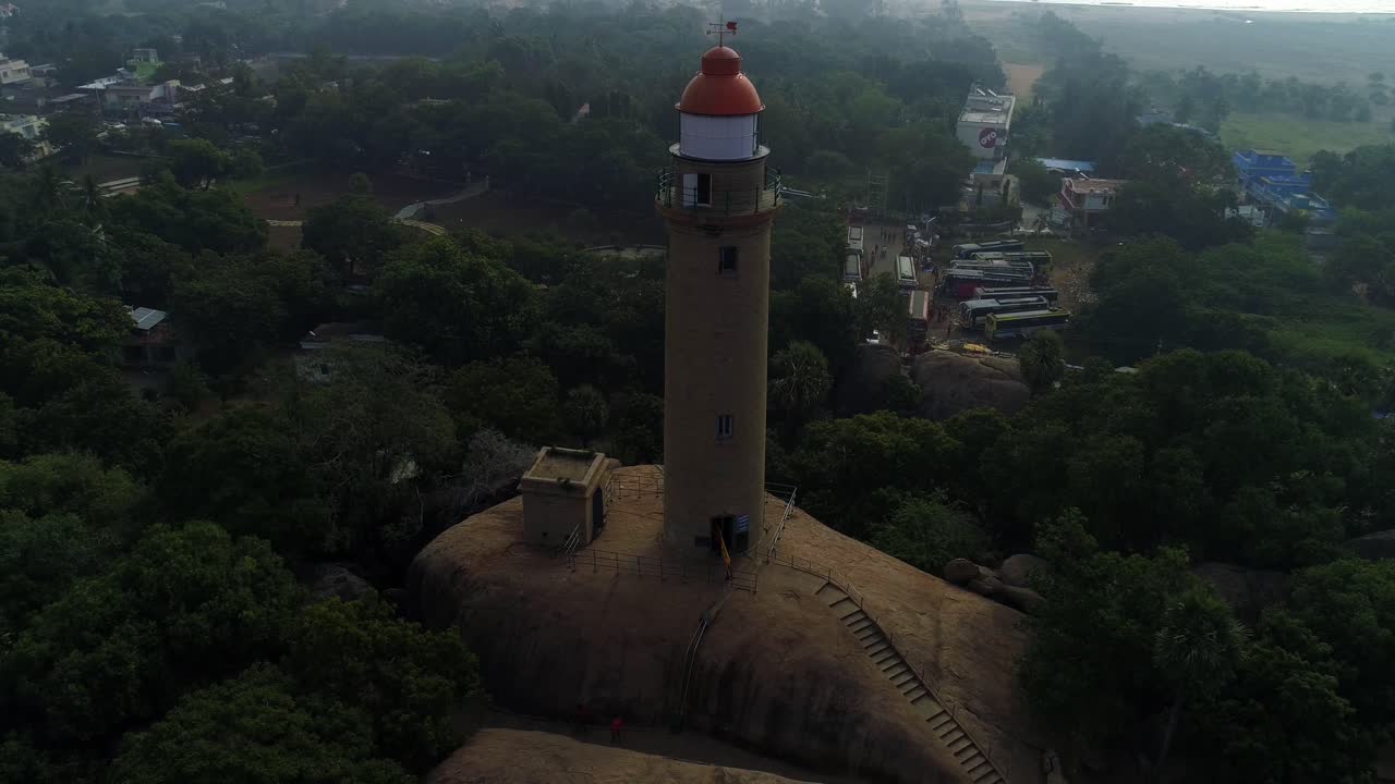 faro de mamallapuram sentado entre famosos templos tallados en roca pertenecientes a la era pallava filmada en phantom 4 pro 4 k drone