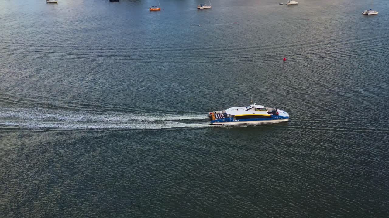 브리즈번 강에서 도시를 향해 순항하는 시티캣 페리를 포착한 공중 조감도, 퀸즐랜드, 호주