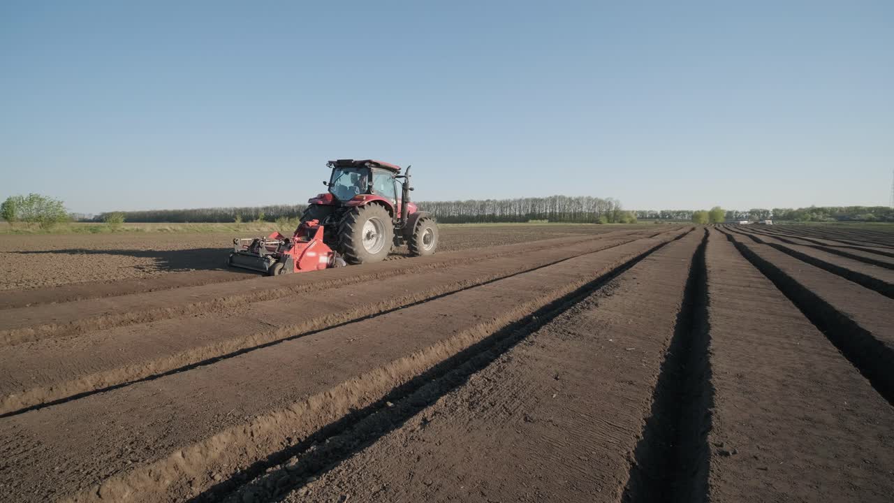 el tractor prepara el suelo para la siembra. maquinaria agrícola.