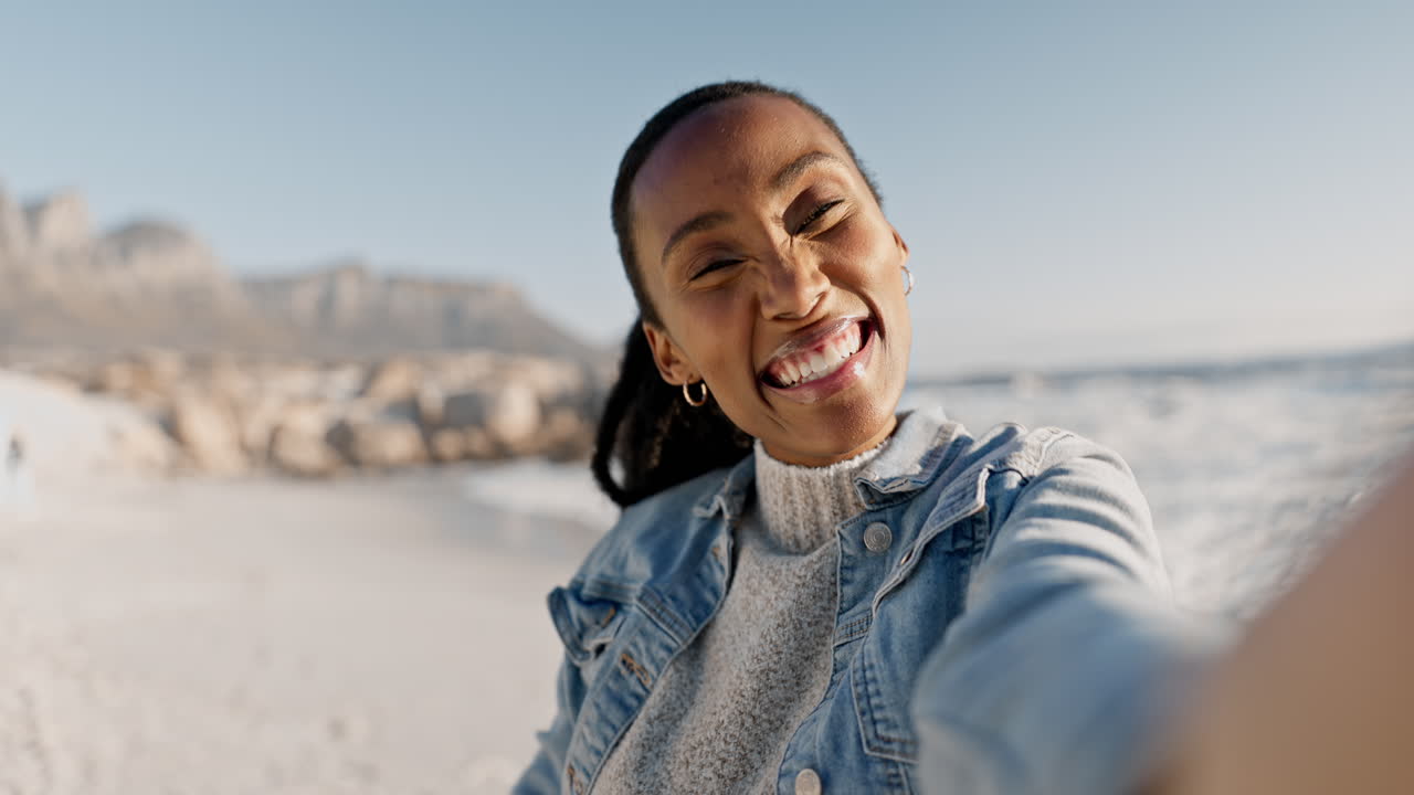 selfie de una mujer negra en la playa