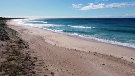 Luftdrohnenaufnahme-Vom-Eingang-Magenta-Des-Pazifischen-Ozeans-Sandregeneration-Riff-Sanddünen-Himmel-Reise-Tourismus-Surfstrand-Zentralküste-NSW-Australien-4k