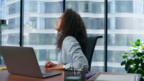 ceo con aspecto molesto informe en el portátil de primer plano. mujer de negocios que se siente fracasada