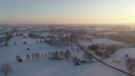 Dolly-Adelante-Sobre-Un-Campo-Cubierto-De-Nieve-Al-Amanecer