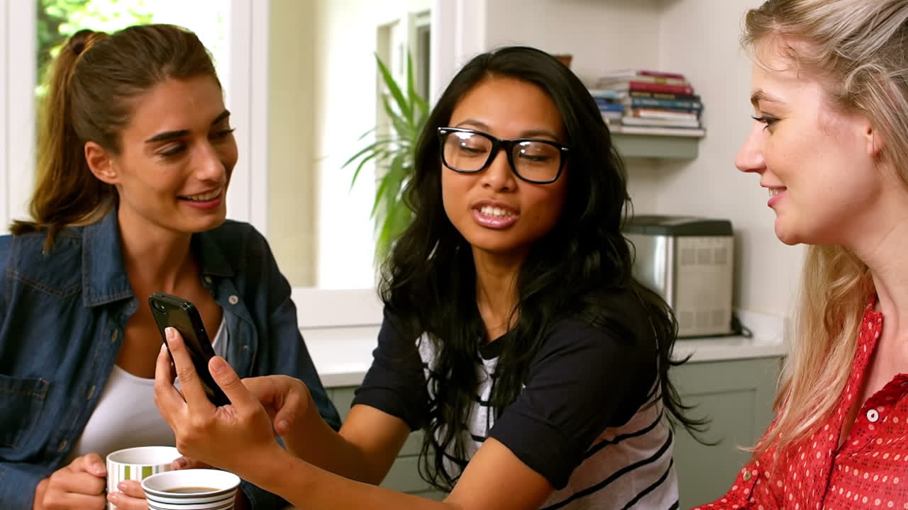 amigos usando el teléfono inteligente juntos