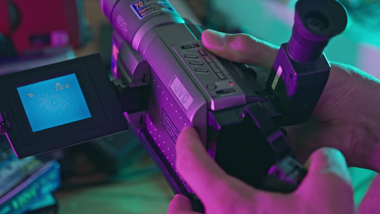 Persoon verwijdert MiniDV-band uit retro camcorder