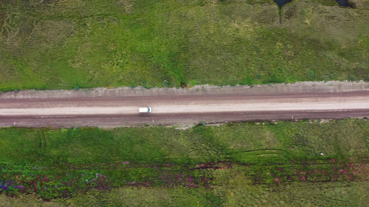 알래스카 야생 지형을 통해 비포장도로에서 운전하는 여행용 자동차 또는 밴 - 공중 하향식 다음 보기