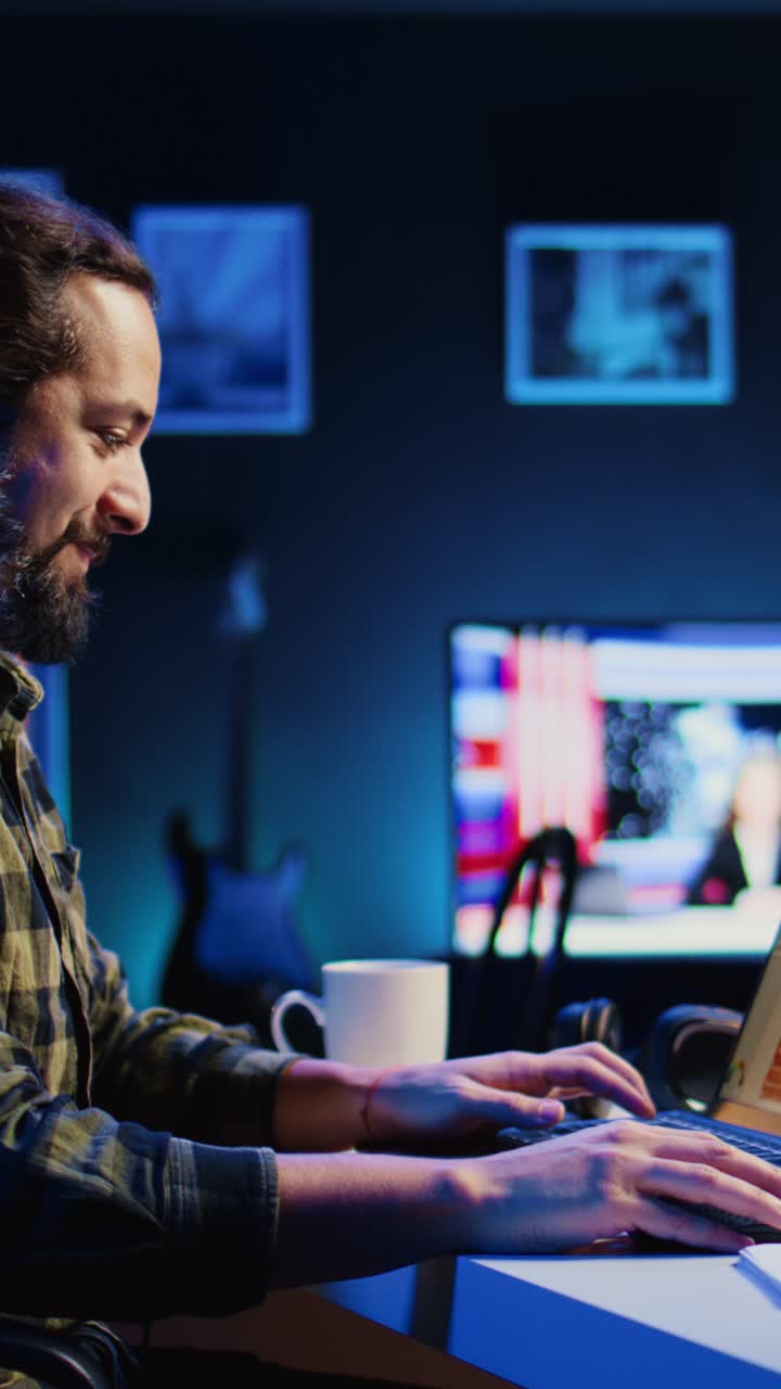 Vertikal video. Mand, der arbejder på sit personlige kontor og tjekker statistiske data i finansielle grafer.