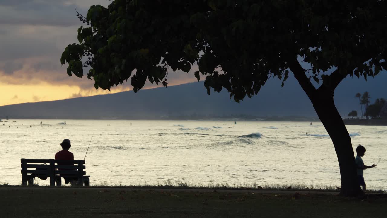 escena de la puesta de sol en el parque de la playa ala moana en honolulu hawaii