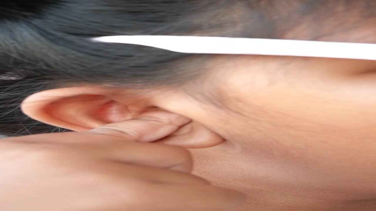 niño comprobando su oreja