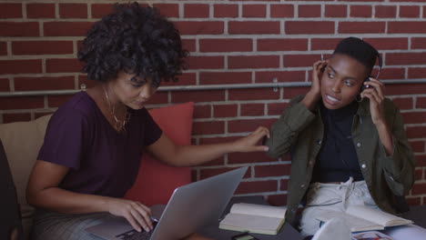 jóvenes empresarios afroamericanos mujeres estudiantes estudian juntas trabajando en proyectos creativos haciendo lluvia de ideas compartiendo ideas en una oficina de moda