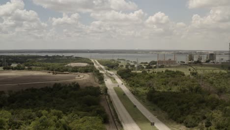 Una-Ciudad-Con-Vista-Al-Lago-En-Desarrollo-En-Un-Día-Nublado