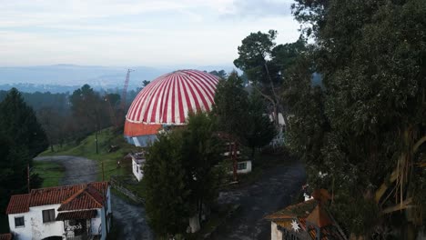 Carpa-De-Circo-Benposta-Revelada-Detrás-De-árboles-En-La-Ladera-De-Ourense