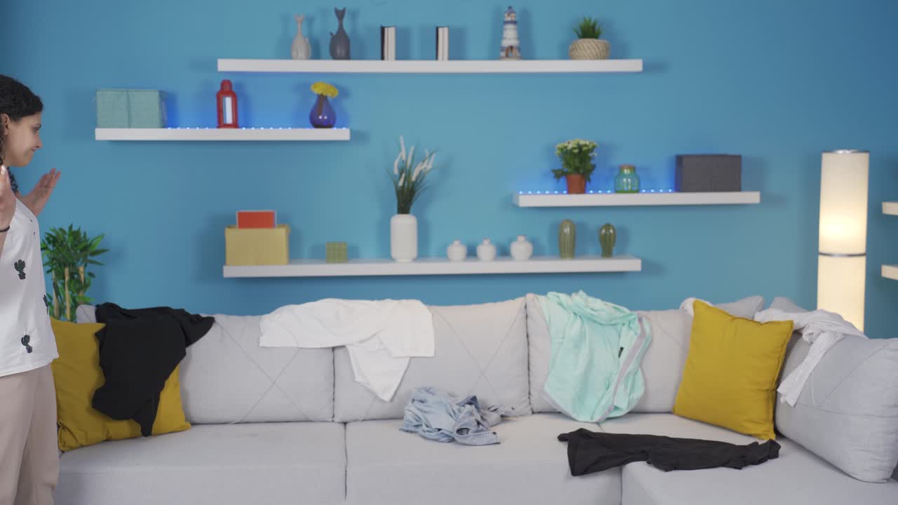 옷을 수집하는 젊은 여성.