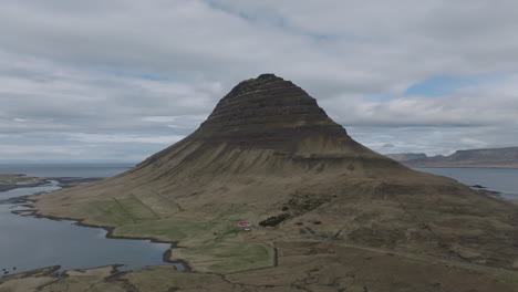 Kirkjufell:-Die-Majestätische-Schönheit-Von-Islands-Berühmtem-Berg