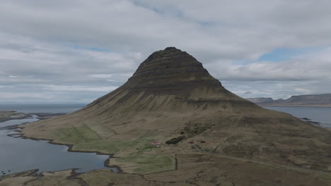 kirkjufell: la majestuosa belleza de la icónica montaña de islandia