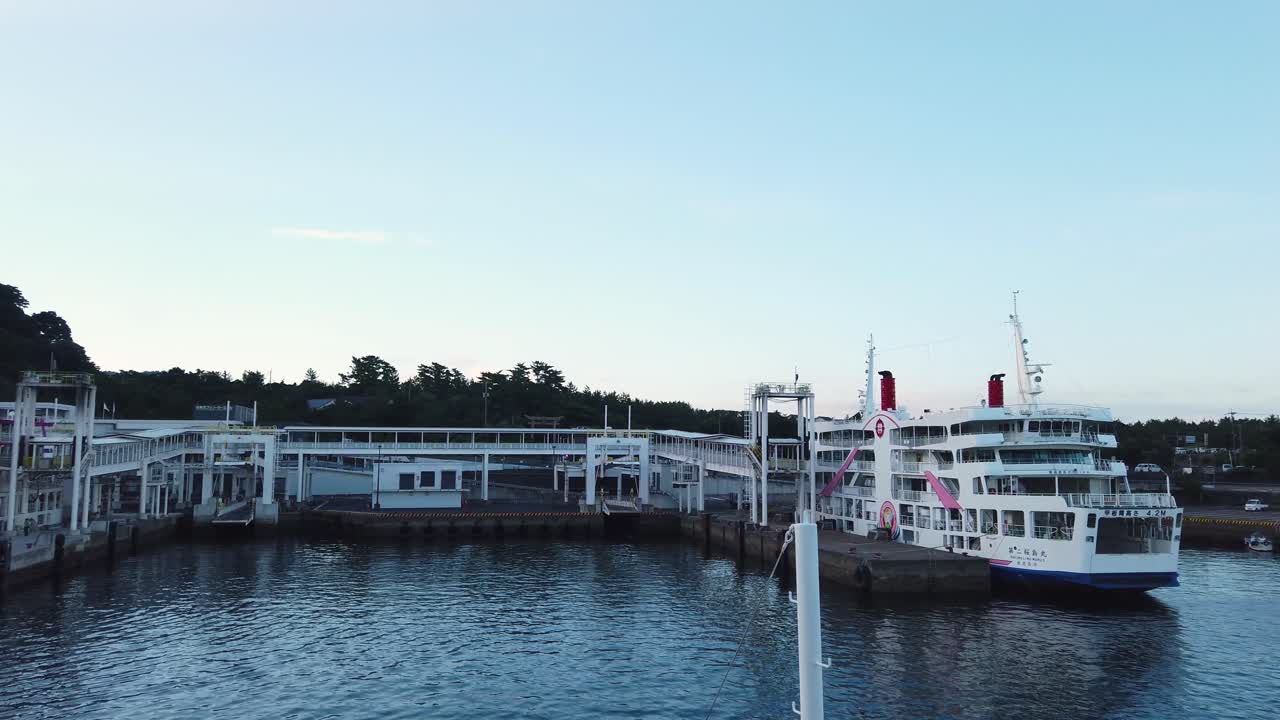puerto de ferry de sakurajima al amanecer, bahía de kagoshima, japón