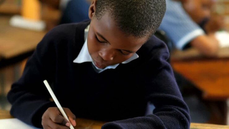 élève étudiant dans la salle de classe à l'école 4k
