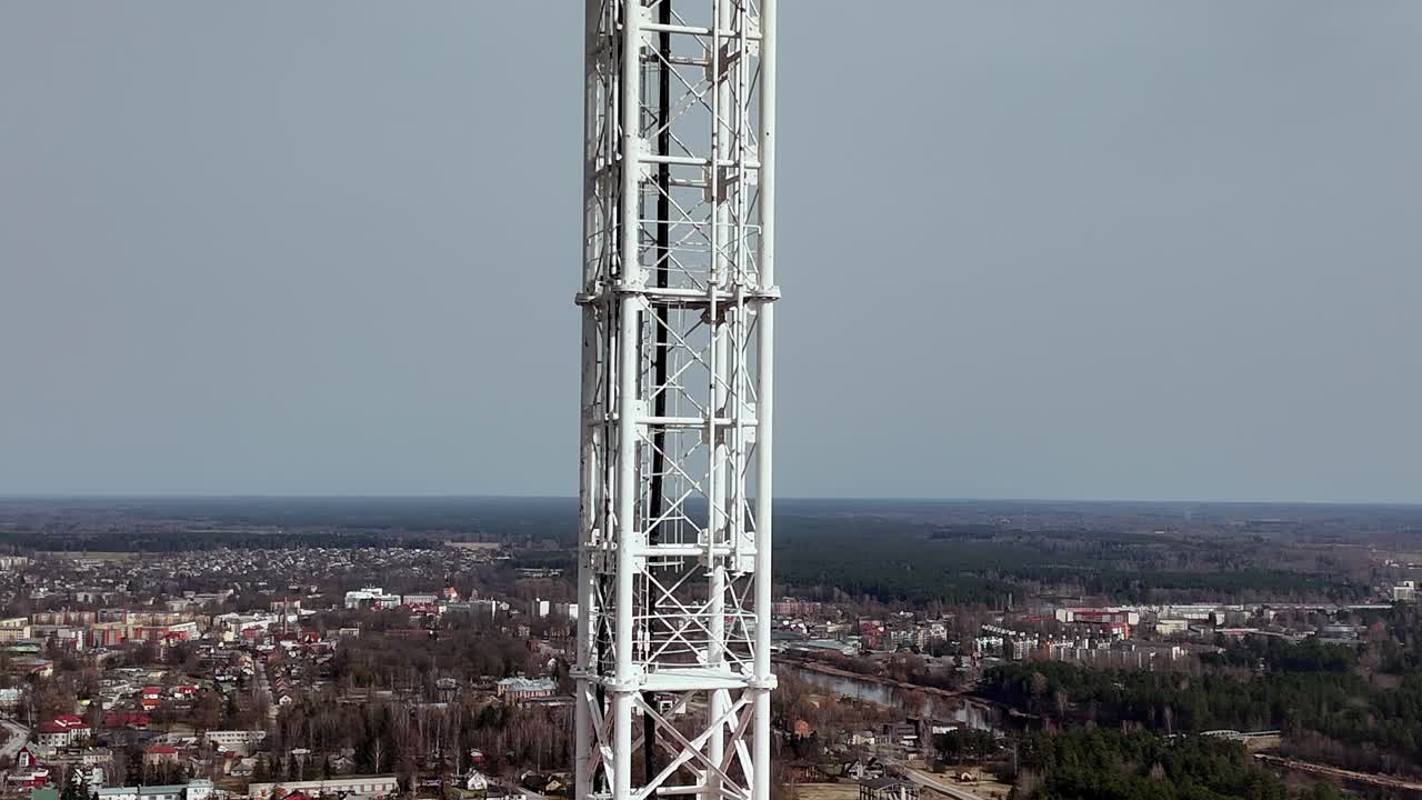 drone aéreo cierra la comunicación torre roja y blanca en el campo agrícola