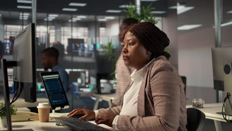 mujer africana trabajando en una oficina moderna