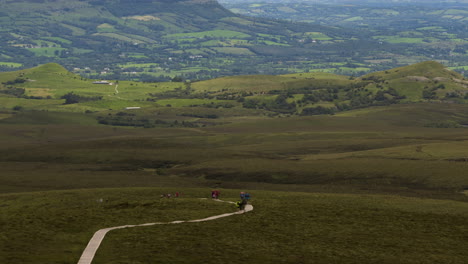 lapso de tiempo del sendero del paseo marítimo de cuilcagh conocido como escalera al paseo del cielo en el condado de fermanagh en irlanda del norte durante el día con paisaje escénico