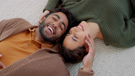 pareja acostada en el suelo, feliz e íntima