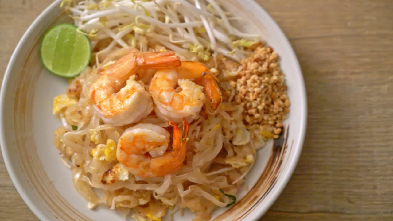 fideos salteados con camarones y brotes o pad thai - estilo de comida asiática