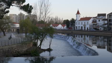 uitzicht op de stad tomar met de nabao-rivier, in portugal